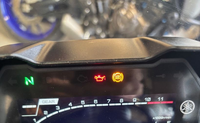 YAMAHA R7 8